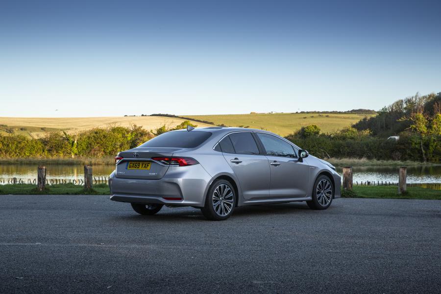  Toyota Corolla Hybrid Sedan 2019 года  (UK) (фото 16 из 29)